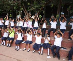 Felices los estudiantes de la Miguel Andonie Fernández con la plantita que recibieron de parte de COACEHL.