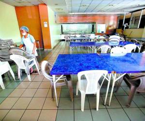 El comedor para los empleados del hospital de Especialidades lució vacío desde ayer en horas del mediodía.