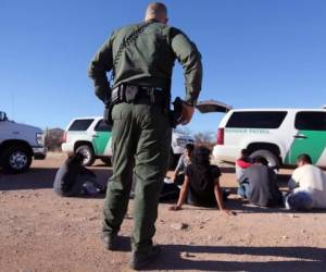 'El alza de la inmigración ilegal en la frontera sur ha agobiado las agencias federales y los recursos y ha creado una importante vulnerabilidad a la seguridad nacional de Estados Unidos', dijo en uno de los memorandos, citando retrasos 'récord' en las cortes inmigratorias.