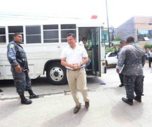 Henry Gómez justificó que los cheques que recibió de la ahora extesorera del IHSS, Vivian Juárez Fiallos fueron para cambiarlos, depositarlos a su cuenta y transferirlos a la de ella.