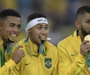 Los brasileños posan con la medalla de oro (Foto: AFP)