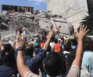 Hoy19 de septiembre de 2017: Un sismo de magnitud 7,1 registrado en el centro de México remece la capital y provoca el derrumbe de edificios en zonas densamente pobladas matando a decenas de personas, dos semanas después de otro temblor mortal en el sur del país. Fotos: AFP/AP.