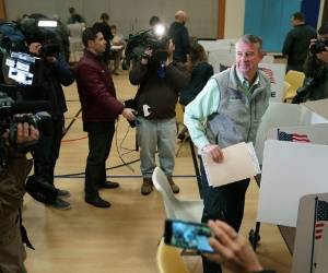 Rodeado de periodistas, el candidato republicano al gobernador de Virginia, Ed Gillespie, da su voto en el gimnasio de la Washington Mill Elementary School el 7 de noviembre de 2017 en Alexandria, Virginia. (Foto: AFP/ El Heraldo Honduras/ Noticias Honduras hoy)