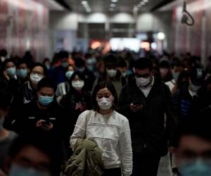 Personas con máscaras, caminan en una estación de metro, en Hong Kong, el viernes 7 de febrero de 2020. Hong Kong confirmó el viernes 25 casos de un nuevo virus que se originó en la provincia china de Hubei. Según las últimas cifras, 233 nuevos casos del nuevo coronavirus se han confirmado a nivel mundial, dijo el secretario jefe de admisiones de Hong Kong en una conferencia de prensa. (Foto AP / Kin Cheung)
