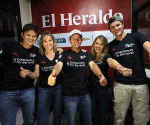 Tres hombres y dos mujeres son los miembros de la familia Novoa Bernal, quienes en su corta estadía en Honduras visitaron las instalaciones de EL HERALDO.