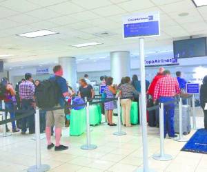 En los aeropuertos se evalúa a los sospechosos de tener el virus.