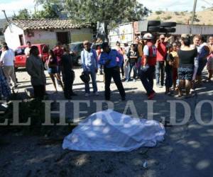 ﻿Al menos dos personas fallecidas y unos diez heridos dejó un choque entre una rastra y varios vehículos en la salida al sur de Tegucigalpa (Fotos: Alex Pérez).