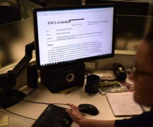 El memorando republicano publicado por el Congreso se exhibe en la pantalla de una computadora en una sala de redacción en Washington DC el 2 de febrero de 2018. Foto: AFP