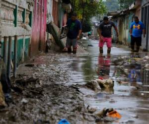 En La Lima, los pobladores y empleados de la alcaldía trabajan para volver a la normalidad.