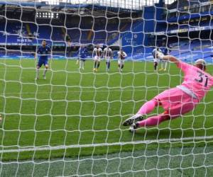 El mediocampista italiano de Chelsea, Jorginho, anota la primera penalización y el segundo gol de su equipo durante el partido de fútbol de la Premier League inglesa entre Chelsea y Crystal Palace. Foto: AFP