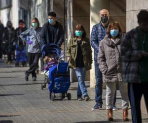España ha registrado hasta el momento 790,000 contagios y más de 32,000 fallecidos por covid-19 y Madrid concentra un tercio de estas cifras. Foto: AFP