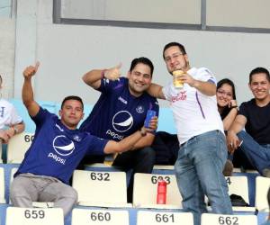 No importa el color de la camisa lo importante es pasarla como hermanos.