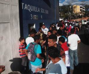 Gran ambiente en las afueras del estadio Nacional.