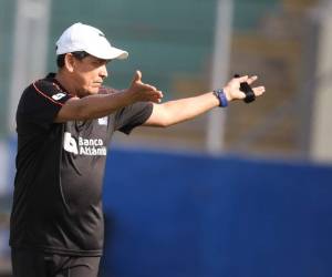 Nahún tuvo una charla con los jugadores antes de la práctica. “No quiere decir que por ganarles en la segunda vuelta, va a ser color de rosa”, dijo.