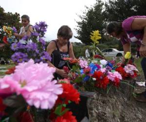 Muchas familias optaron por decorar con flores artificiales los sepulcros.