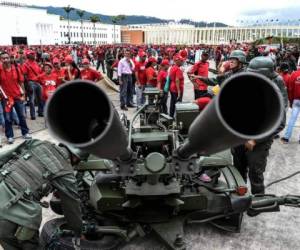 Los miembros del ejército nacional muestran a los lugareños cómo manejar una batería antiaérea durante los ejercicios militares en Caracas. (Foto: AFP/ El Heraldo Honduras/ Noticias de Honduras)