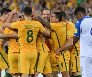 Mile Jedinak (oscurecida) es felicitado por sus compañeros después de marcar contra Honduras en su partido de clasificación para la Copa Mundial de la 2018 en el estadio Australia en Sydney el 15 de noviembre. Foto: AFP