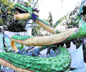 Este sorprendente y enorme dragón fue elaborado por pobladores del municipio de Ojojona para el fin de año.Foto:Emilio Flores/EL HERALDO