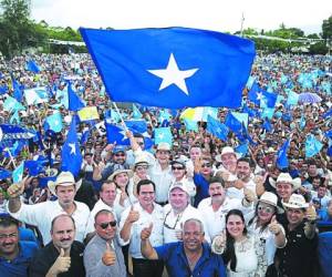 El aspirante del Partido Nacional, Juan Orlando Hernández, anunció la creación de más empleos al visitar la zona occidental.