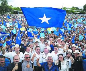 El aspirante del Partido Nacional, Juan Orlando Hernández, anunció la creación de más empleos al visitar la zona occidental.