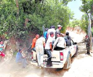 Labores. Los mineros rescatistas siguen laborando por turnos en la mina de la montaña Cuculmeca para rescatar a sus compañeros.