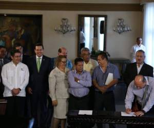 Con el acompañamiento del presidente Hernández, los obreros y empresarios firmaron el nuevo convenio salarial.