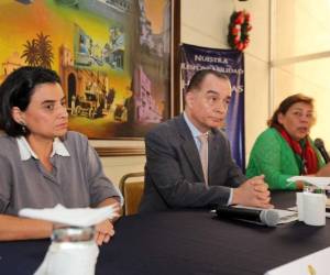 La empresaria Marcia Pineda, Guy de Pierrefeu, vicepresidente de la CCIT, y Omaira Urgüelles presentaron informe. (Foto: David Romero)