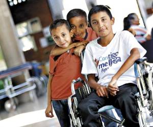 Los hermanos Zúniga asisten dos veces a la semana a terapia física.