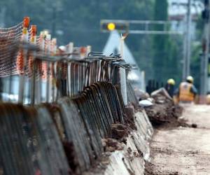 La fundición de cimientos o pilotes son trabajos de terracería para fundir la calle aledaña a la Villa Navideña en el bulevar Juan Pablo II.