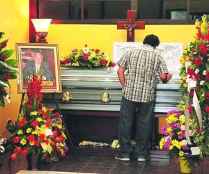 Los restos de García Ardón eran velados ayer por amigos y familiares.