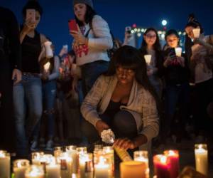 Un grupo de personas asiste a una vigilia a la luz de las velas en la esquina de Sahara Avenue y Las Vegas Boulevard para las víctimas del tiroteo de la noche del domingo, 2 de octubre de 2017 en Las Vegas, Nevada. El domingo por la noche, un hombre armado solitario mató a más de 50 personas e hirió a más de 500 personas después de que abrieron fuego contra una gran multitud en el 91 Festival de la Cosecha de la Ruta, un festival de música country de tres días. La masacre es uno de los más mortíferos eventos de tiro en masa en la historia de los Estados Unidos. Drew Angerer / Getty Images / AFP Drew Angerer/Getty Images/AFP