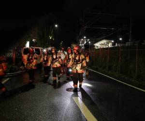 Los bomberos abandonan el lugar donde más de 30 personas murieron en un incendio en un edificio de una compañía de animación al principio de la jornada en Kyoto el 18 de julio de 2019. - Un presunto ataque de incendio provocado en la compañía de producción de animación en Japón mató a 33 personas e hirió a docenas más en julio 18, después de que, según informes, un hombre roció el edificio con un líquido inflamable y gritó 'caer muerto'. (Foto por Buddhika Weerasinghe / AFP)