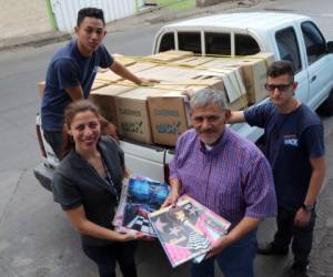 Marcial Banegas, representante de Cuadernos Quick, y su equipo entregaron el donativo a la periodista de EL HERALDO, Silvia Pérez. Foto: Marvin Salgado/EL HERALDO.