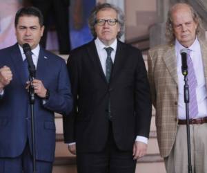 El presidente Juan Hernández, el secretario de la OEA, Luis Almagro, y el facilitador John Biehl en Casa de Gobierno.