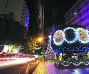 La zona del Distrito Hotelero Plaza San Martín le hace honor a la Navidad. Foto: Marvin Salgado/EL HERALDO.