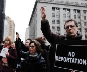 Un hombre protesta contra las deportaciones en Washington. Foto: AFP