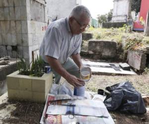 José Anariba mientras pintaba la tumba de su madre. Fotos: Marvin Salgado/EL HERALDO