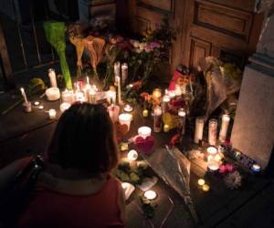 A woman lights a candle at a makeshift memorial as she takes part of a candle lit vigil in honor of those who lost their lives or were wounded in a shooting in Dayton, Ohio on August 4, 2019. - The United States mourned Sunday for victims of two mass shootings that killed 29 people in less than 24 hours as debate raged over whether President Donald Trump's rhetoric was partly to blame for surging gun violence. The rampages turned innocent snippets of everyday life into nightmares of bloodshed: 20 people were shot dead while shopping at a crowded Walmart in El Paso, Texas on Saturday morning, and nine more outside a bar in a popular nightlife district in Dayton, Ohio just 13 hours later. (Photo by Megan JELINGER / AFP)