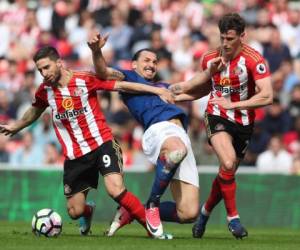 Manchester United's Swedish striker Zlatan Ibrahimovic (C) tries but fails to squeeze between Sunderland's Italian striker Fabio Borini (L) and Sunderland's English defender Billy Jones (R) during the English Premier League football match between Sunderland and Manchester United at the Stadium of Light in Sunderland, north-east England on April 9, 2017. / AFP PHOTO / Scott Heppell / RESTRICTED TO EDITORIAL USE. No use with unauthorized audio, video, data, fixture lists, club/league logos or 'live' services. Online in-match use limited to 75 images, no video emulation. No use in betting, games or single club/league/player publications. /
