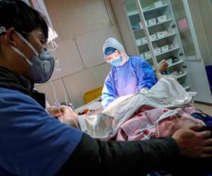 Wuhan, Hubei, China: (ARCHIVOS) Esta foto de archivo tomada el 23 de febrero de 2020 muestra a una mujer embarazada con una máscara protectora dando a luz en un hospital en Wuhan, en la provincia central china de Hubei. Asustados por el brote de virus que ha afectado a China, las mujeres embarazadas y las nuevas madres están dando a luz solas, manteniendo a sus recién nacidos adentro y cambiando a hospitales privados más caros para evitar el riesgo de infección. - China SALIR / IR CON SALUD-VIRUS-CHINA-EMBARAZO POR LILLIAN DING Y POORNIMA WEERASEKARA / AFP