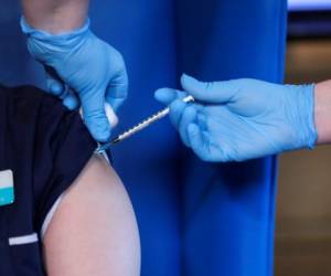 Un miembro del personal de salud recibe una dosis de la vacuna Pfizer-BioNTech Covid.