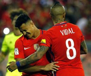 Alexis junto a Vidal en el duelo entre Chile y Venezuela (Foto: AFP)