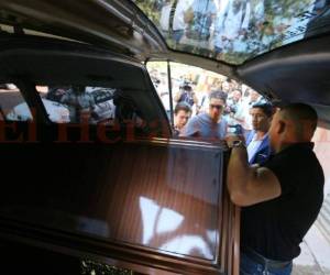 El féretro de una de las jóvenes asesinadas fue llevado a la comunidad de Guaymaca, Francisco Morazán. Foto: Estalin Irías/EL HERALDO.