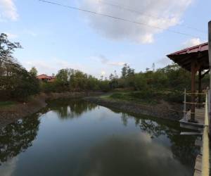 Además de potenciar el turismos en el área, el parque desarrolla cultivos de peces en geomembrana.