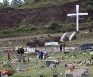 El 2 de noviembre, centenares de hondureños recorrerán los cementerios para cumplir con el mandato de honrar a sus deudos.