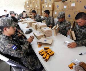 Por unidad son contados los medicamentos en el almacén central, por manos de los elementos militares.
