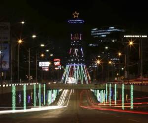 En el bulevar Centroamérica brilla con esplendor la rotonda y el túnel.