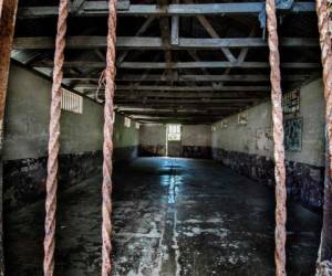 Vista dentro de la antigua prisión en Isla San Lucas en la provincia de Puntarenas, Costa Rica, el 27 de septiembre de 2020. Foto: AFP