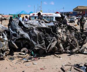 TOPSHOT - The wreckage of a car that was destroyed during the car bomb attack is seen in Mogadishu, on December 28, 2019. - A massive car bomb exploded in a busy area of Mogadishu on December 28, 2019, leaving at least 76 people dead, many of them university students. (Photo by Abdirazak Hussein FARAH / AFP)