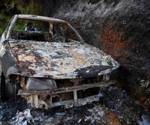 La Meseta, Colombia: Vista de un vehículo quemado después de la confrontación entre dos grupos de presuntos narcotraficantes, en La Meseta, zona rural de Jamundi, departamento del Valle del Cauca, Colombia, el 17 de enero de 2020, que dejó cinco personas muertas y dos Vehículos incinerados. / AFP / Luis ROBAYO